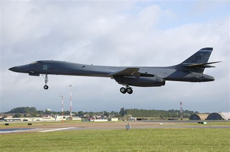 B-1B Lancer landing