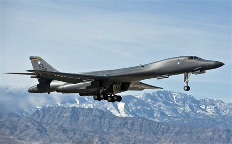 B-1 Bomber landing