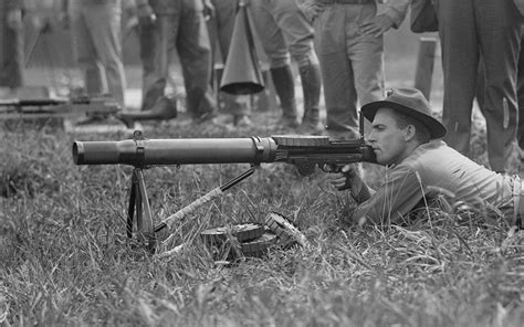 British soldiers with the Lewis gun