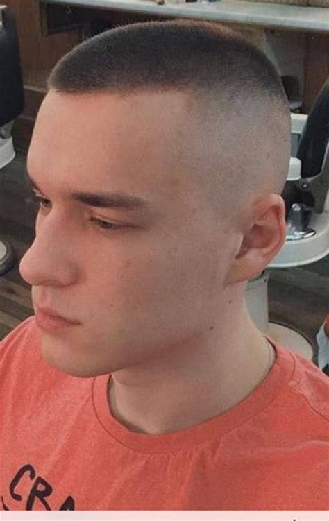 Corte de pelo militar americano alto y corto