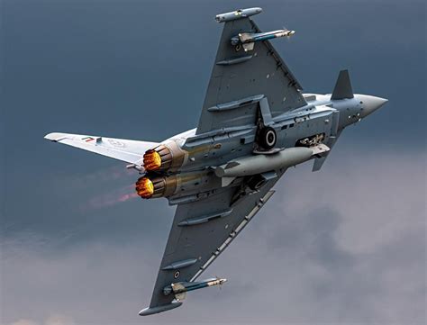 Eurofighter Typhoon formation flying