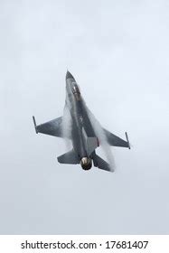 F-16 Fighting Falcon climbing