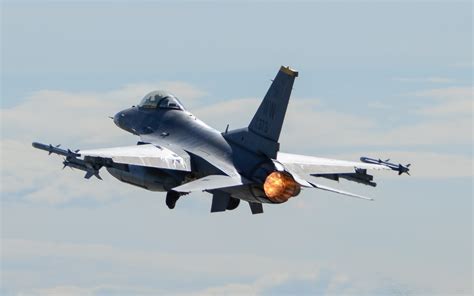 An F-16 Fighting Falcon in flight