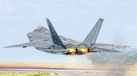 F-22 Raptor climbing