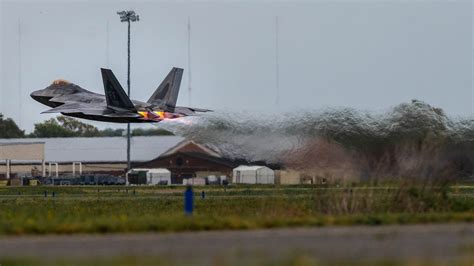 F-22 Demonstration Team performing