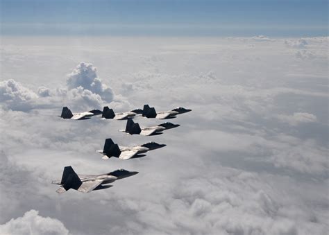 F-22 formation flight