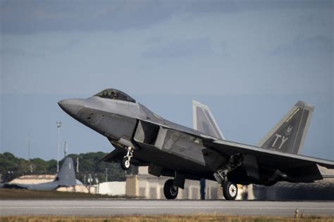 F-22 landing