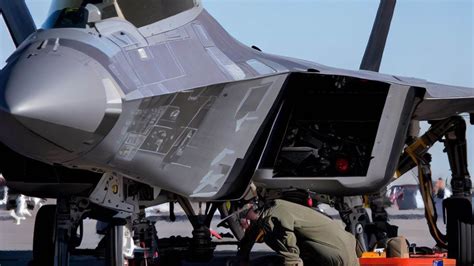 F-22 Raptor maintenance crew at work