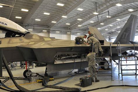 F22 Fighter Jet maintenance