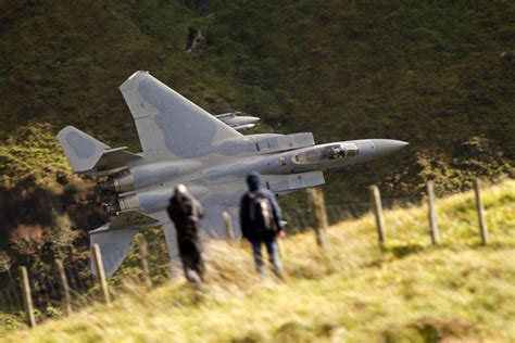 fighter jet in level flight