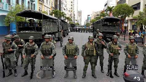 Fuerzas Armadas del Ecuador en desfile militar