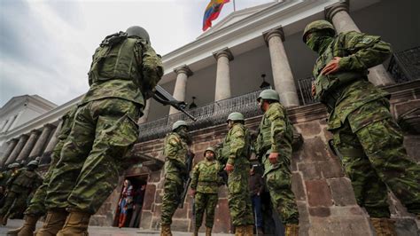 Fuerzas Armadas del Ecuador en acción de emergencia