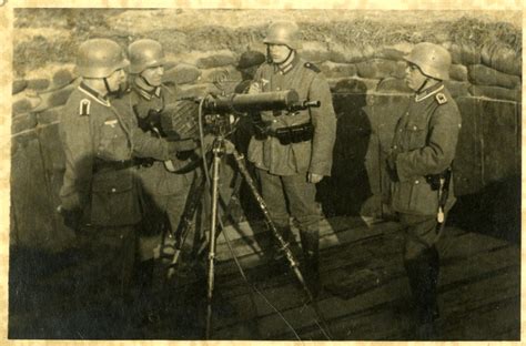 German soldiers operating the MG 08 machine gun