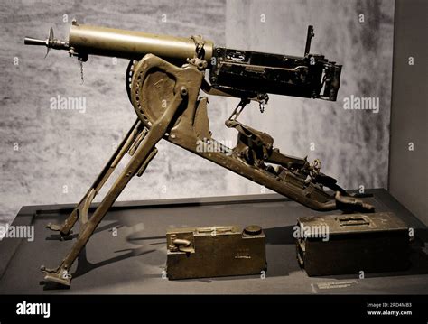 German soldiers operating the MG 08 machine gun