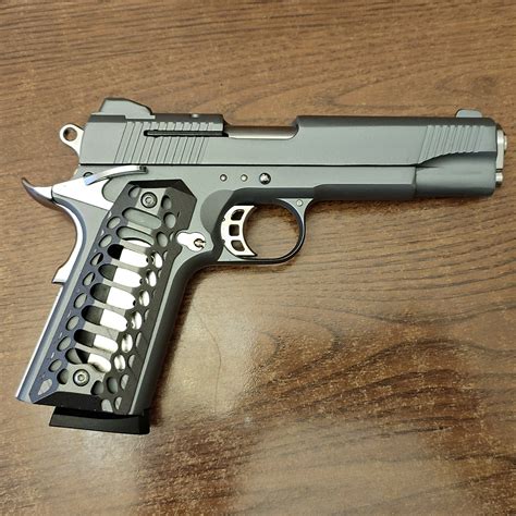 Modern M1911 pistol with improved features