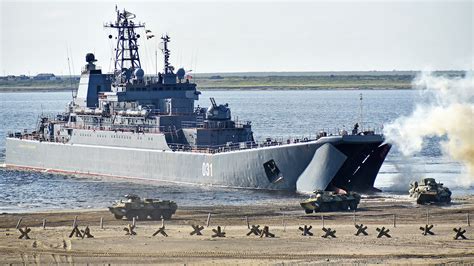 Ropucha Class Landing Ship Image 1