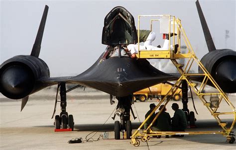 SR-71 Blackbird landing