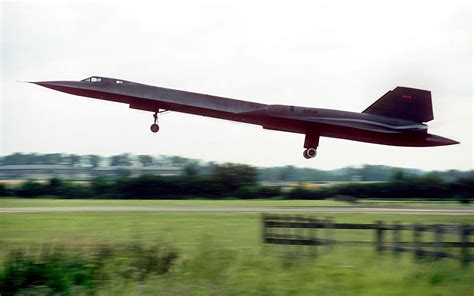 SR-71 Blackbird landing