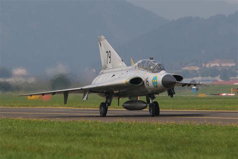 Saab 35 Draken in formation