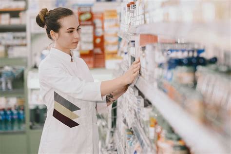 Técnicos en farmacia trabajando