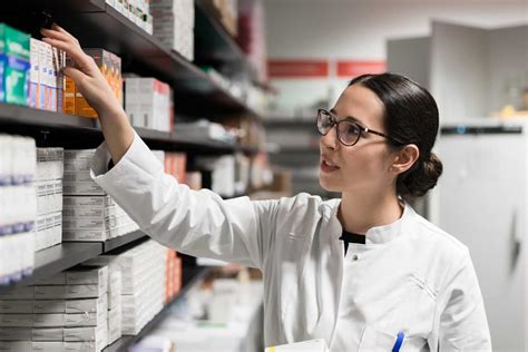 Técnicos en farmacia trabajando en equipo