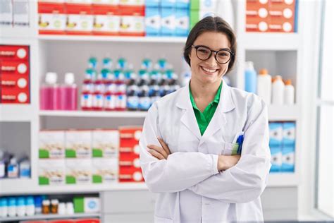 Técnicos en farmacia trabajando en equipo