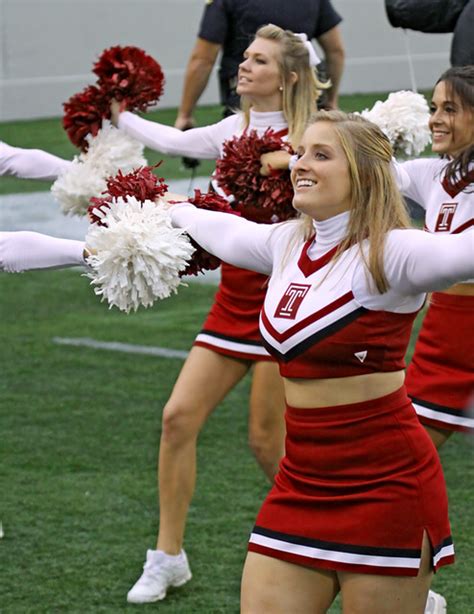 Temple Owls cheerleaders