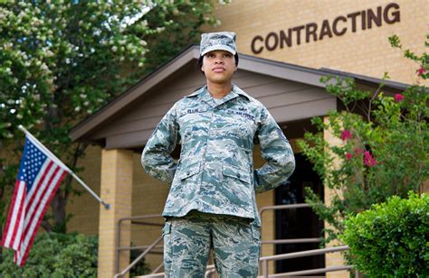 US Air Force Contract Specialist Responsibilities