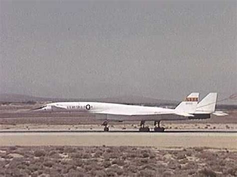 XB-70 Valkyrie landing