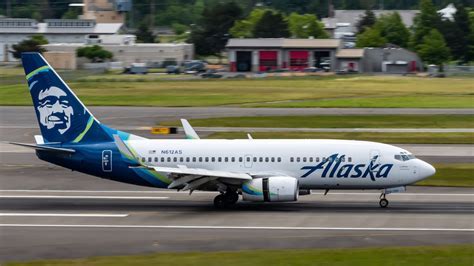 Alaska Airlines Flight 354 landing at LAX