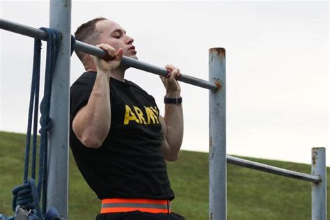 US Army soldiers performing pull-ups