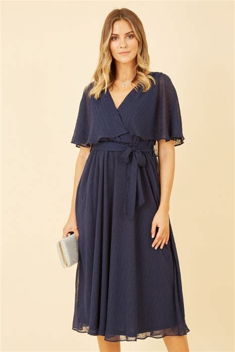 Description of Benefits of Wearing Midi Navy Dress