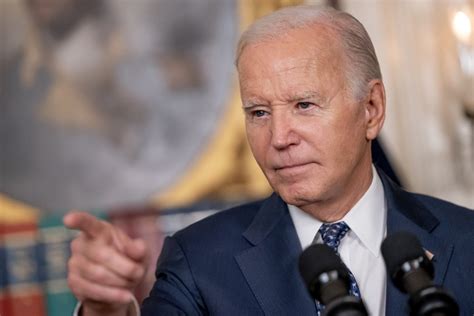 Biden struggles to read from a teleprompter