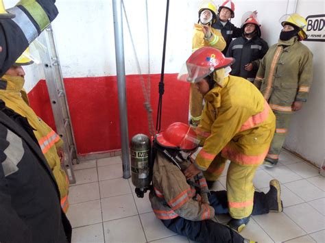 Bomberos en capacitación