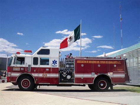 Bomberos con vehículos