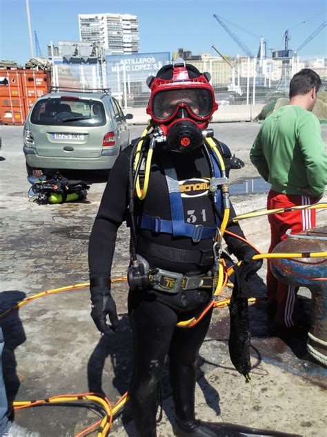 Buzo profesional trabajando en un entorno submarino