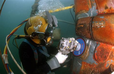 Buzo trabajando en un proyecto científico en el fondo del mar