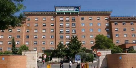 Un capellán ofrece apoyo espiritual en un hospital