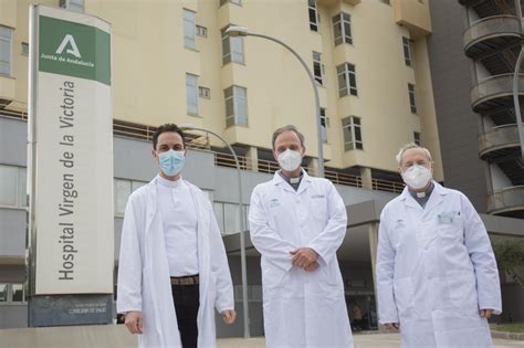 Un capellán hospitalario visitando a un paciente