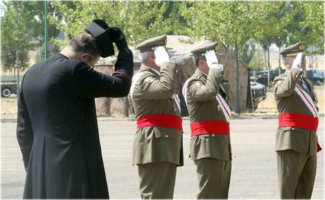 Un capellán militar hablando con un soldado