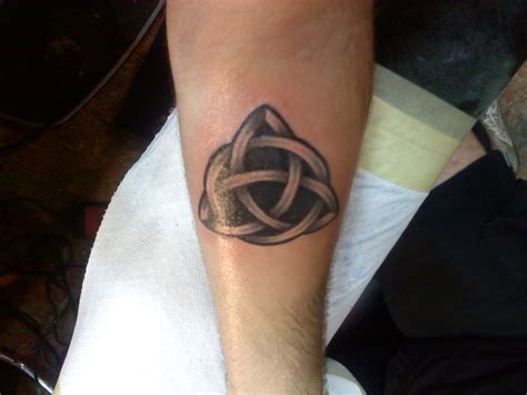 Celtic knots tattoo on the leg