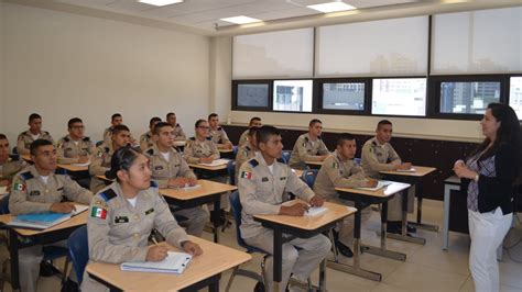 Padres y niños hablando sobre la educación militar