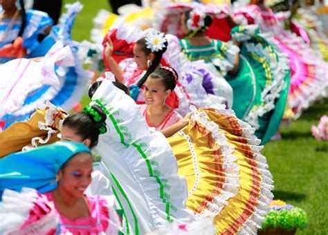 Día de la Independencia traditional dance