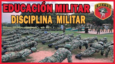 Niños en una escuela militar durante una formación de disciplina