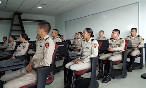 Niños en una escuela militar sonriendo hacia el futuro