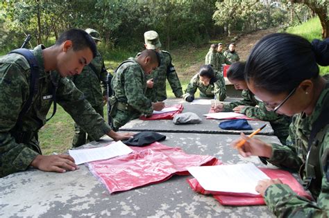 Niños en una escuela militar durante una actividad física