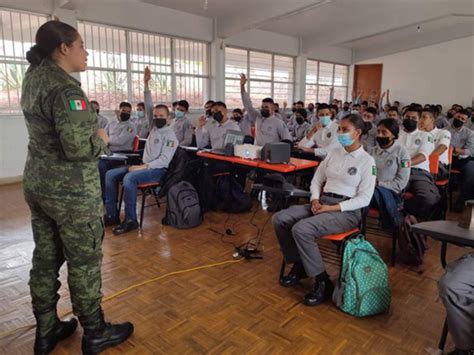 Niños en una escuela militar durante una formación