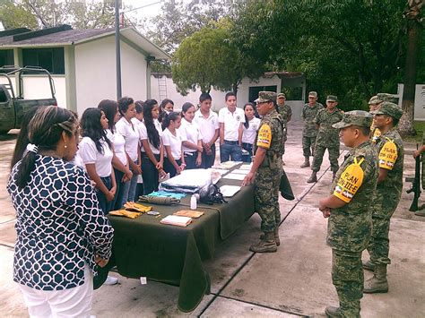 Niños en una escuela militar sonriendo hacia el futuro