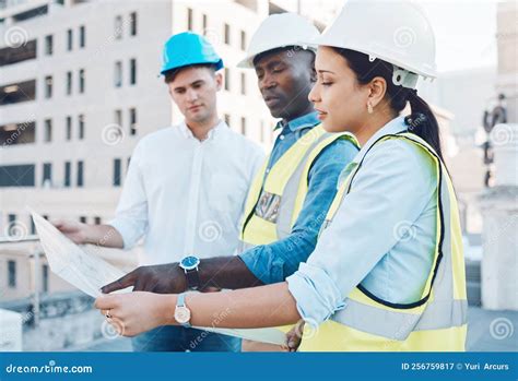 Air Force Engineering Officer collaborating with a team