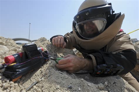 EOD explosive device